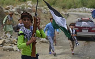 AFP’nin Afgan çocuk askerleri övmesi büyük tepki çekti