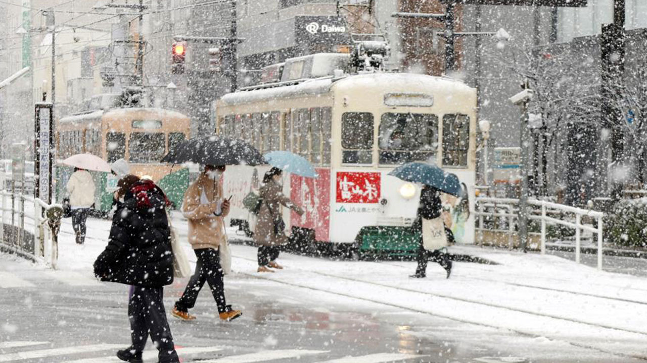 Japonya’da son 10 yılın en soğuk günleri yaşanıyor! 280 uçuş iptal edildi