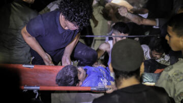 Gazze’nin batısında yaşayanlar, bombardımandan kaçarak evlerinden ayrılıyor