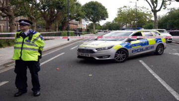 Genç kız, silahla okulu basıp öğrenciyi başından vurdu