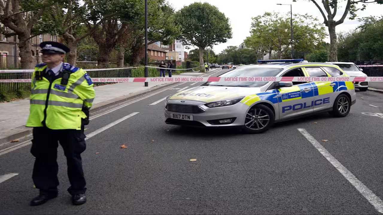 Genç kız, silahla okulu basıp öğrenciyi başından vurdu