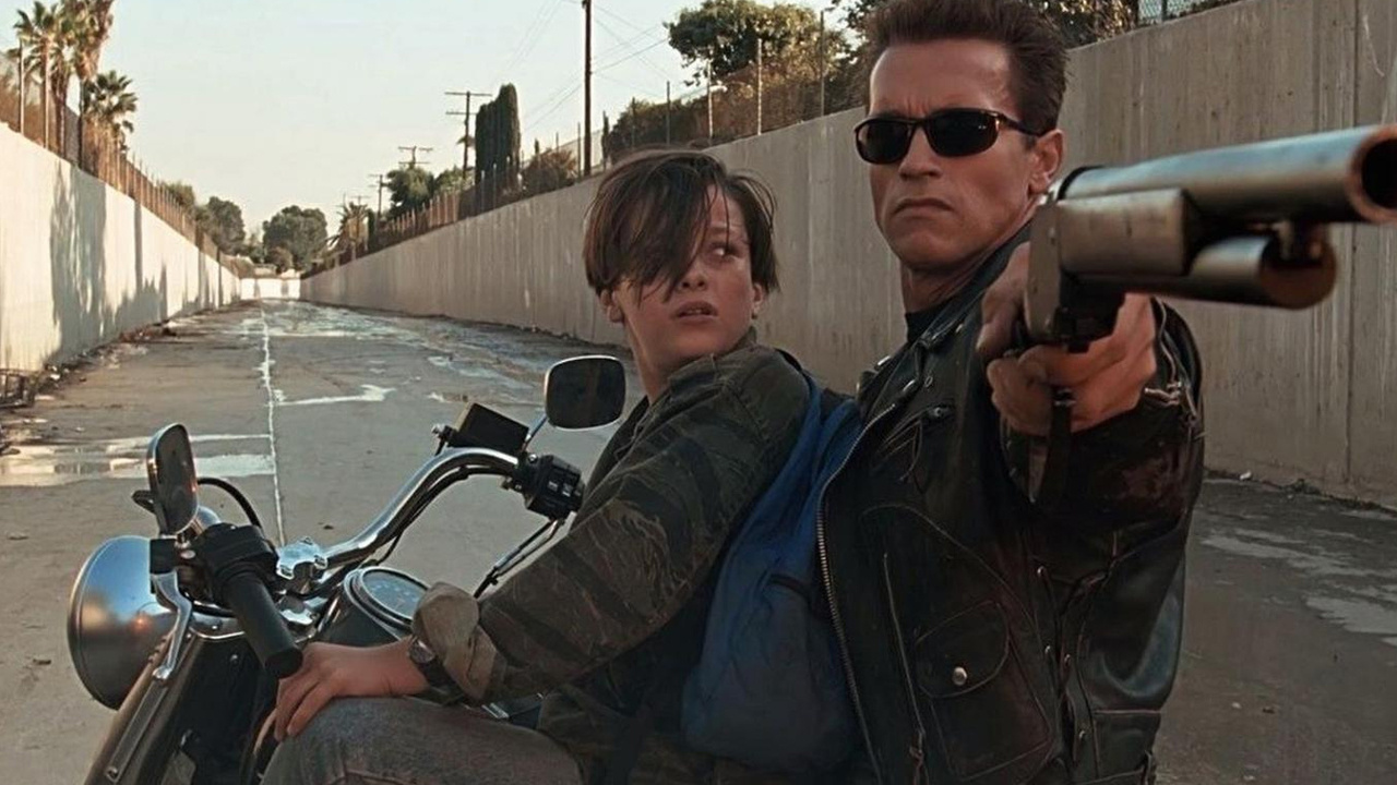 Arnold Schwarzenegger havalimanında gözaltına alındı