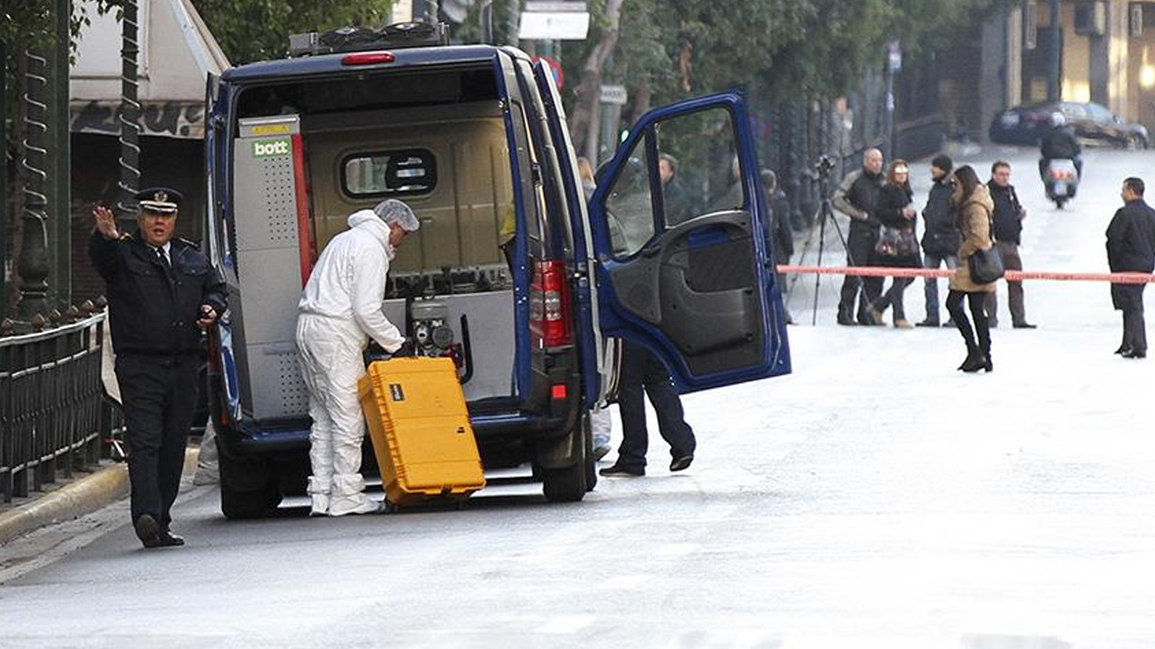 Atina’da Çalışma Bakanlığı önünde bomba patladı