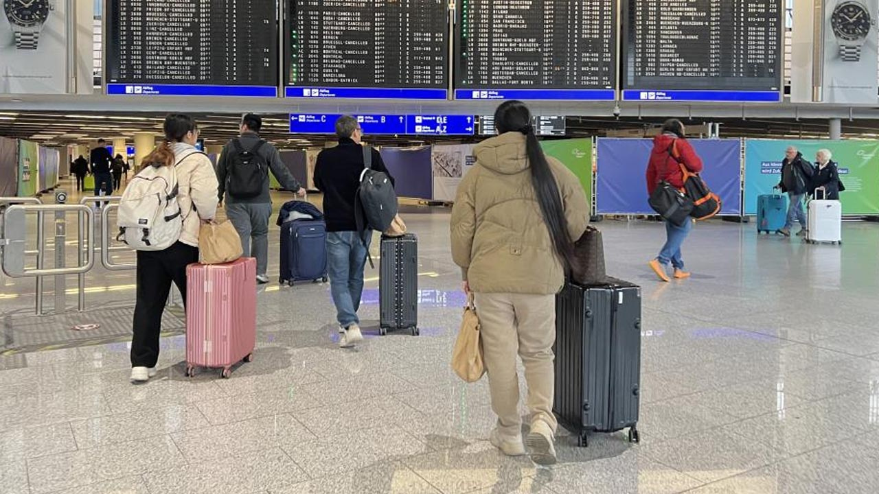 Havalimanında işçiler greve gitti: 800 uçuş iptal edildi