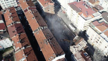 Hindistan’da işçiler çöken köprünün altında kaldı: 1 ölü