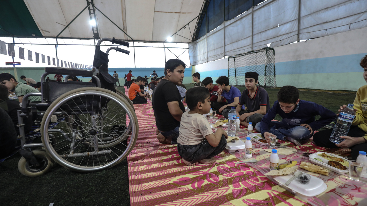 İdlib’de yerel dernek 1000 çocuk için iftar programı düzenledi