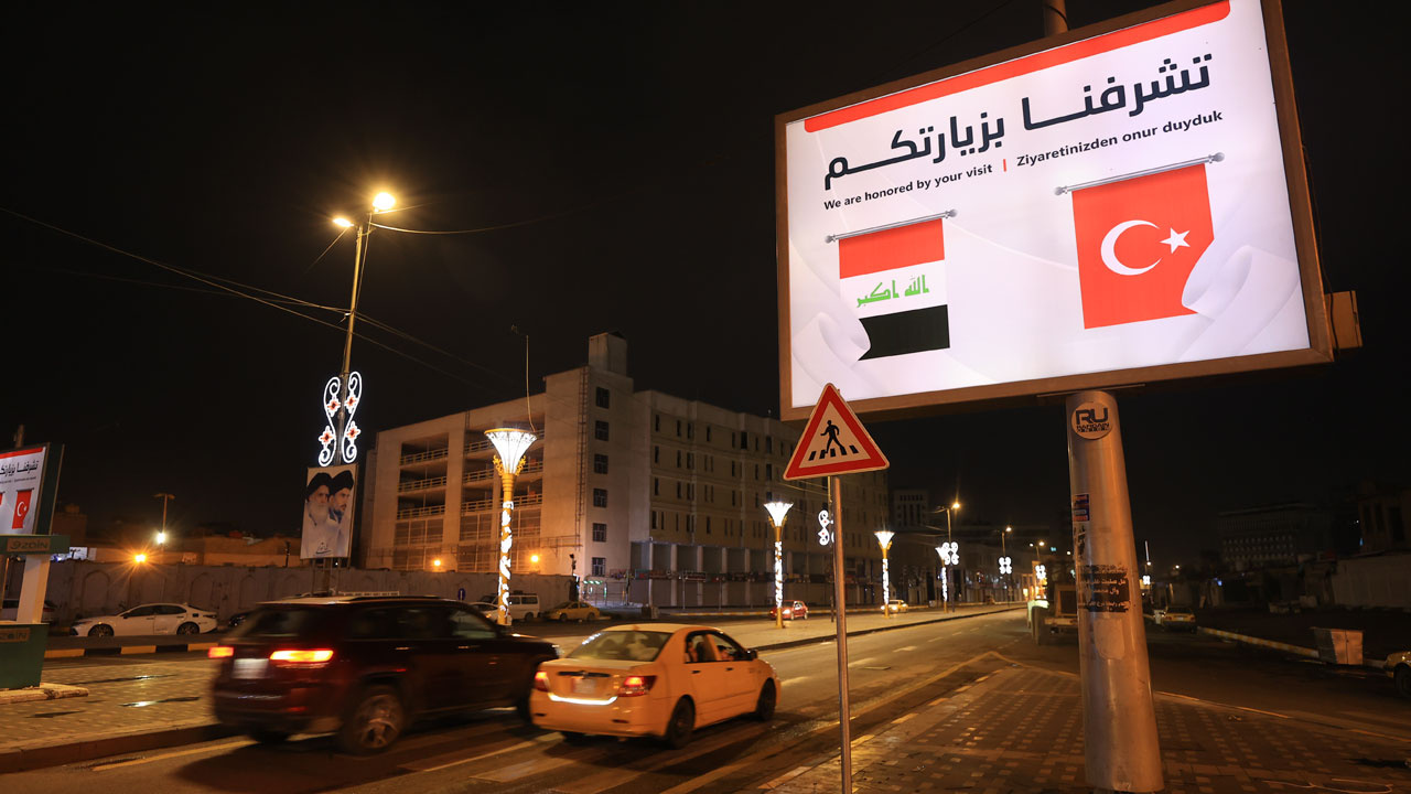Irak’ta Cumhurbaşkanı Erdoğan’ın ziyareti öncesi caddelere Türk bayrağı asıldı