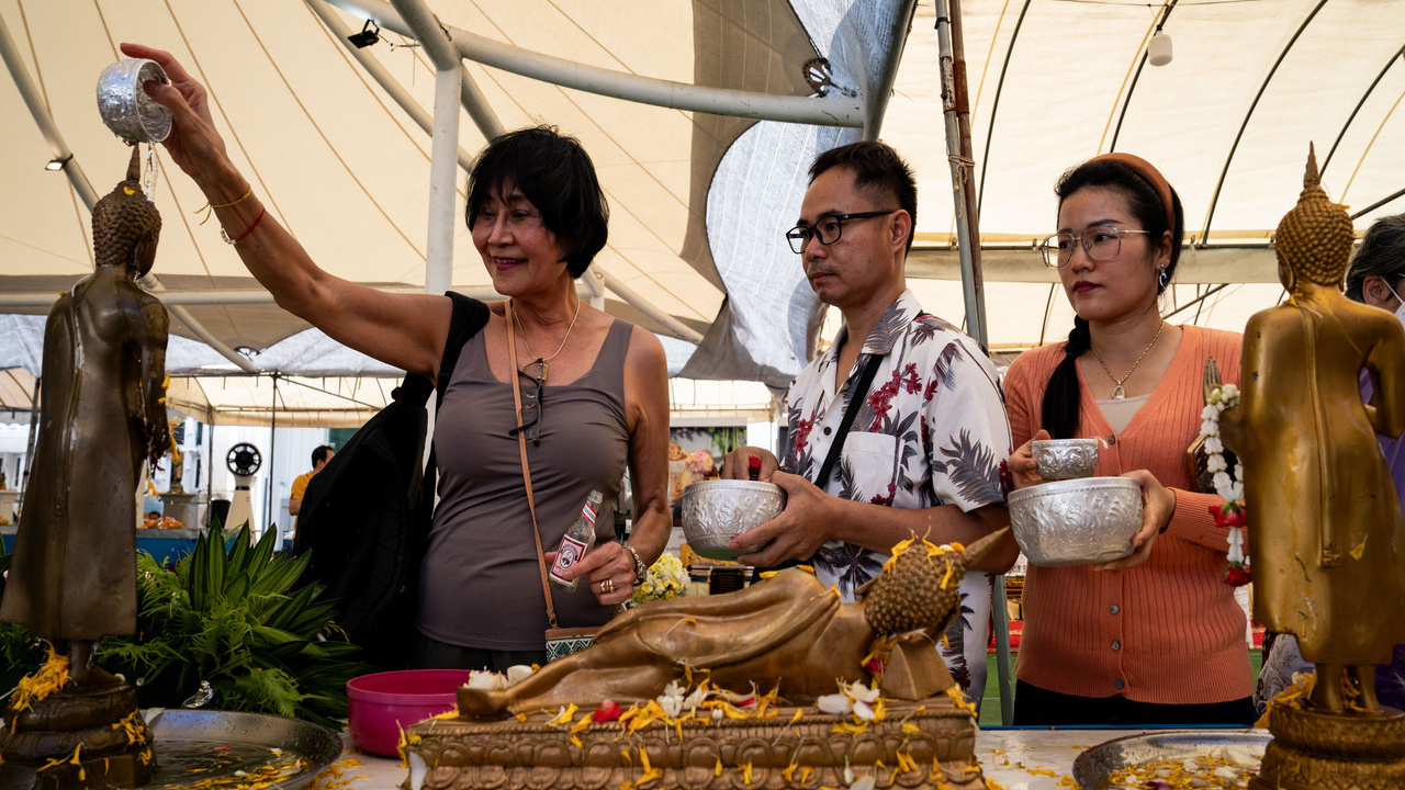 Tay Yeni Yılı’nın başlamasıyla Bangkok’ta Songkran festivali kutlandı