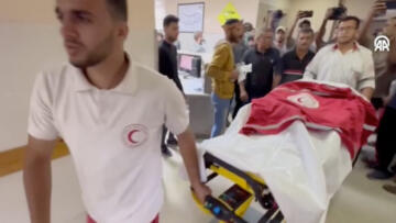 Filistin Kızılayı: İsrail, 2 sağlık çalışanını öldürdüğü saldırıda ambulansımızı kasıtlı vurdu