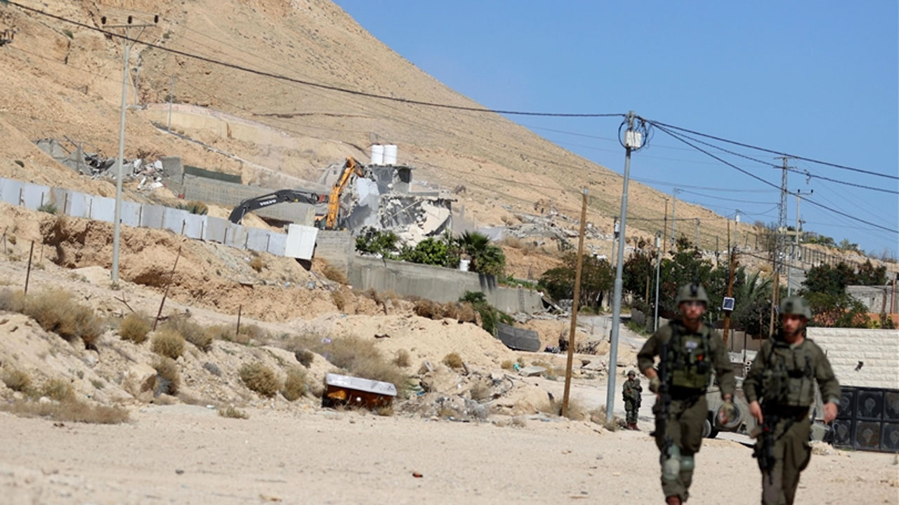 İsrailli gaspçılar Batı Şeria’da terör estirdi araba yaktılar zeytin ağaçlarını söktüler