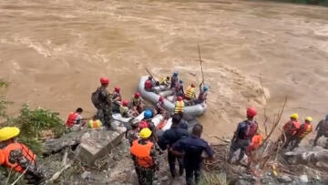 Nepal’de yolcu otobüsü nehre düştü: 27 kişi öldü