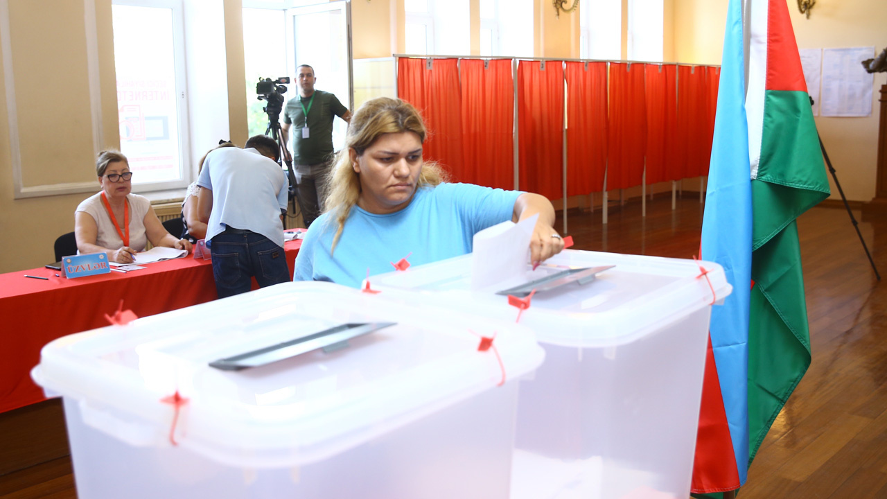 Azerbaycan’da halk sandık başında! Oy kullanma işlemi başladı