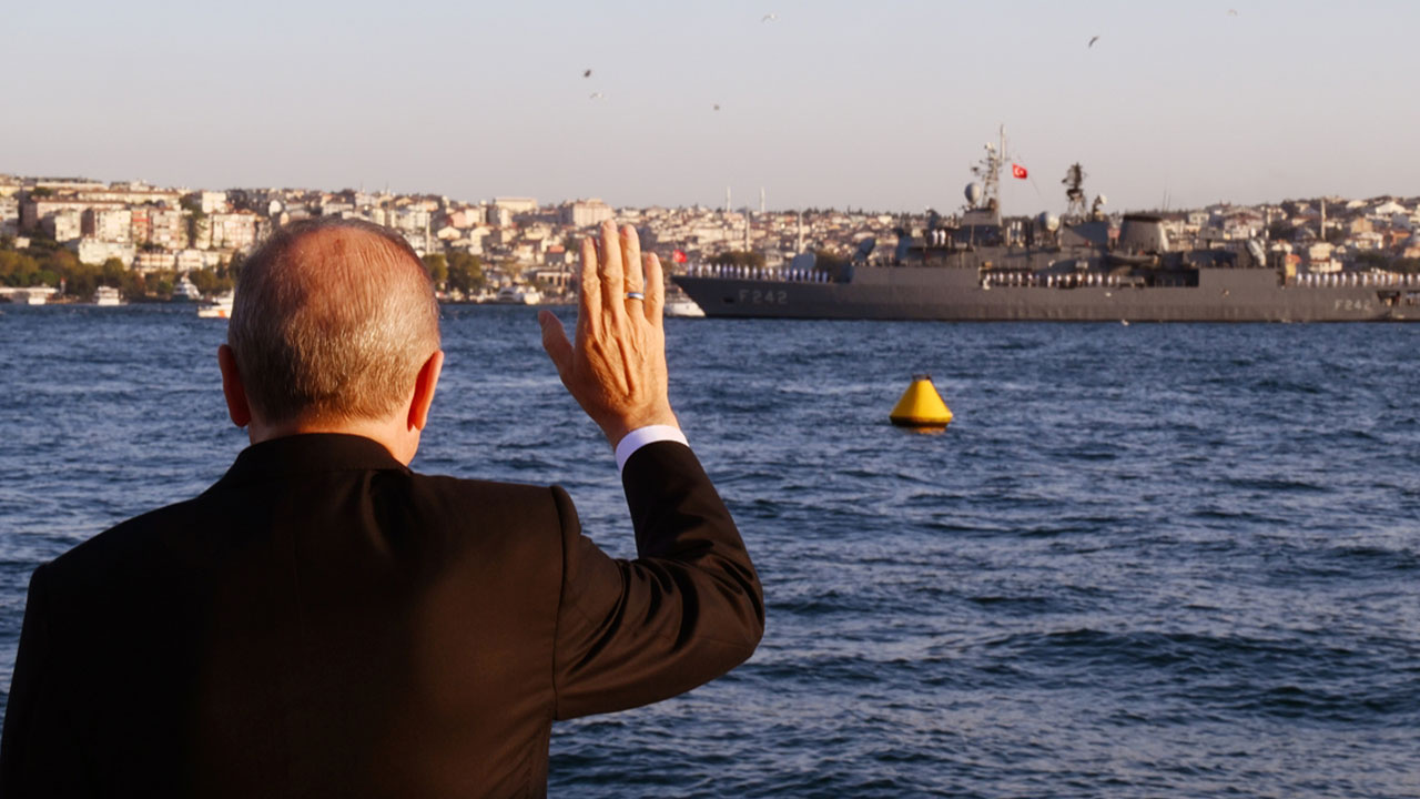 Cumhurbaşkanı Erdoğan, Dolmabahçe Ofisi’nden Fatih fırkateynini selamladı