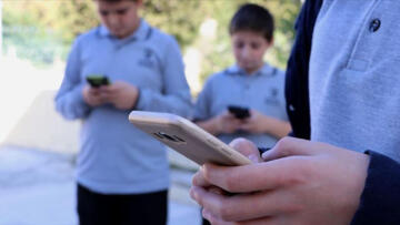 Hollanda’da ilkokullarda akıllı telefon kullanımı yasaklandı