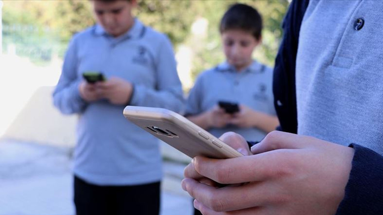 Hollanda’da ilkokullarda akıllı telefon kullanımı yasaklandı