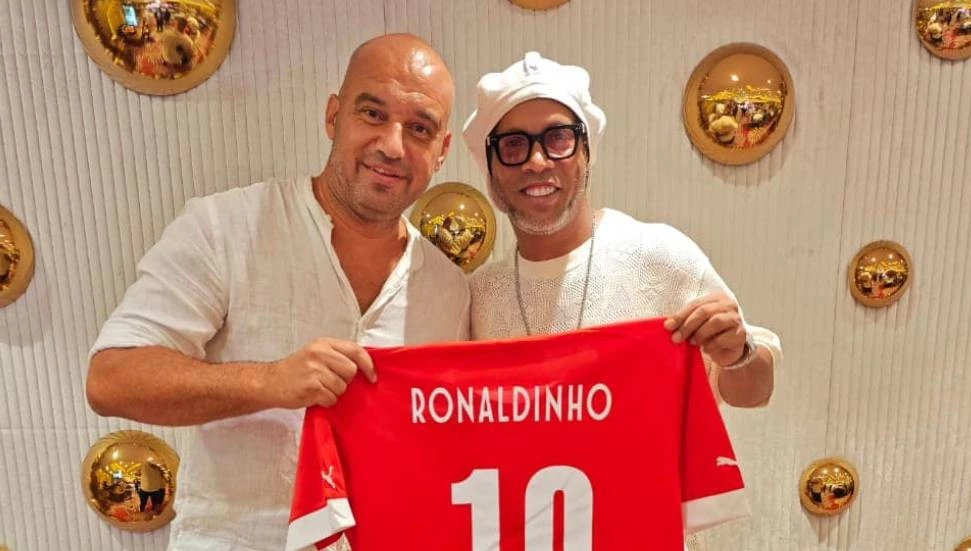 Brezilyalı futbolcu Ronaldinho’ya Milli Takım forması hediye edildi