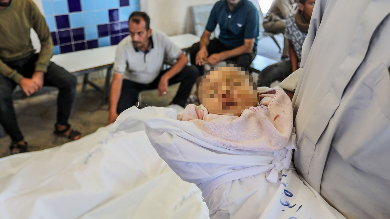 Bebek katili İsrail uçakları Gazze’de evi bombaladı çok sayıda sivil öldü
