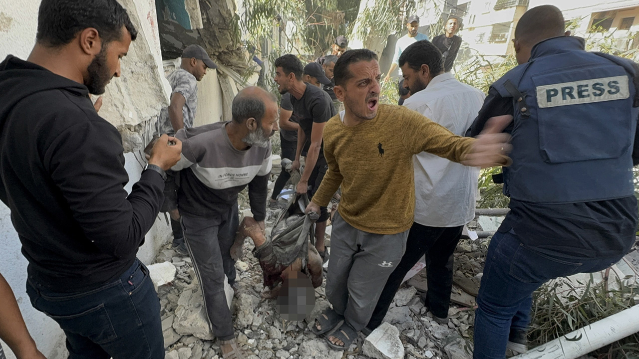 İsrail, Gazze’de yerlerinden edilenlerin sığındığı BM okulunu üçüncü kez bombaladı