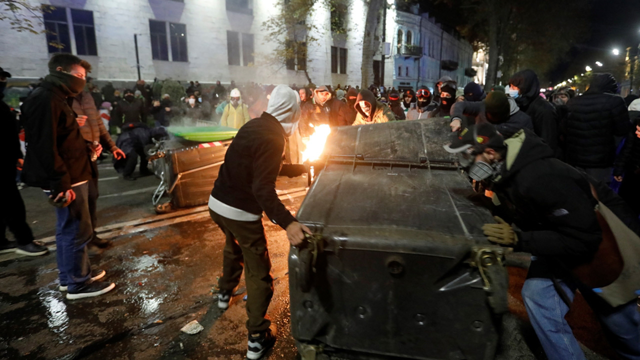 Gürcistan’da, AB’ye katılım müzakerelerinin 2028’e kadar askıya alınması protesto edildi