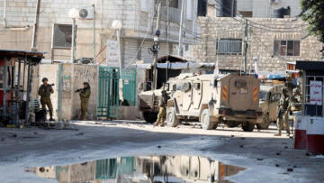 İsrail güçleri, Batı Şeria’da kuşatma altına aldıkları bir evi tanksavar roketiyle vurdu