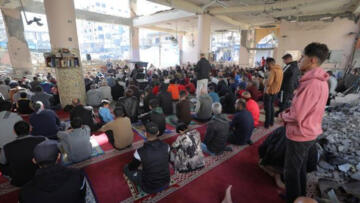 Filistinliler, İsrail’in yıktığı Gazze’deki Faruk Camisi’nin enkazında cuma namazı kıldı