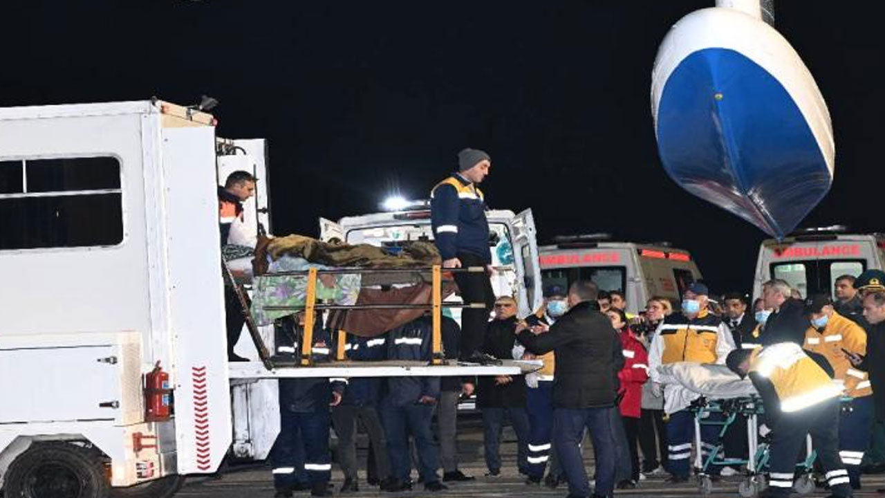 Kazakistan’da düşen uçaktan kurtulan 14 Azerbaycan vatandaşı Bakü’ye getirildi