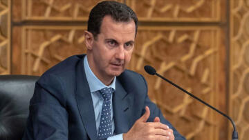 Suriye’de halk Hafız Esed’in heykelleri yıkılırken Beşşar Esed’in resimlerini parçaladı