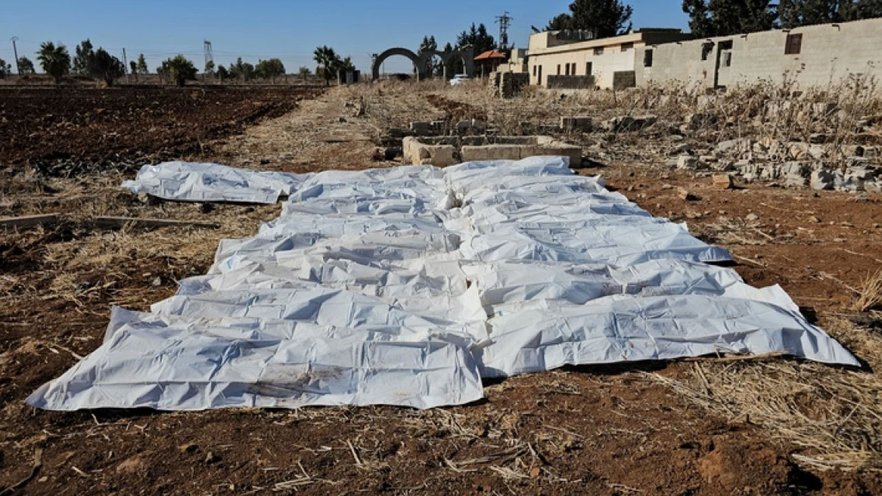 Suriye’de toplu mezarlar yaşanan vahşeti gün yüzüne çıkartıyor