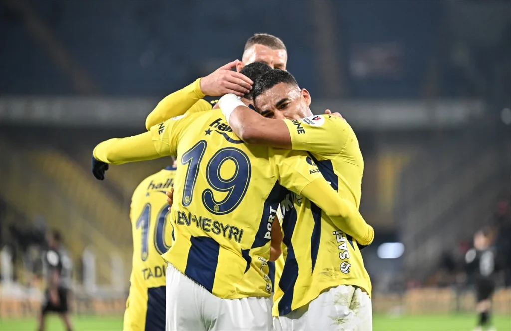 Fenerbahçe, Hatayspor’u iki golle geçti