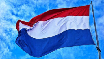 Hollanda’da, Kur’an ve din derslerinin denetlenmesine karşı toplanan 100 bin imza meclise sunuldu