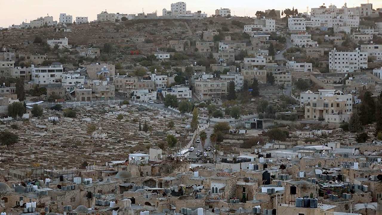 İsrail işgal atındaki Batı Şeria’da 10 evi yıktı