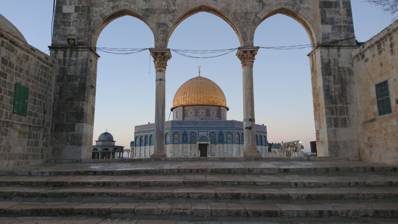 İsrail ordusu, Doğu Kudüs’ün kuzeyindeki Hizma beldesinin iki girişini kapattı