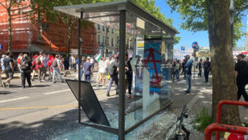 Paris’te 1 Mayıs gösterisinde göstericiler ile polis arasında arbede