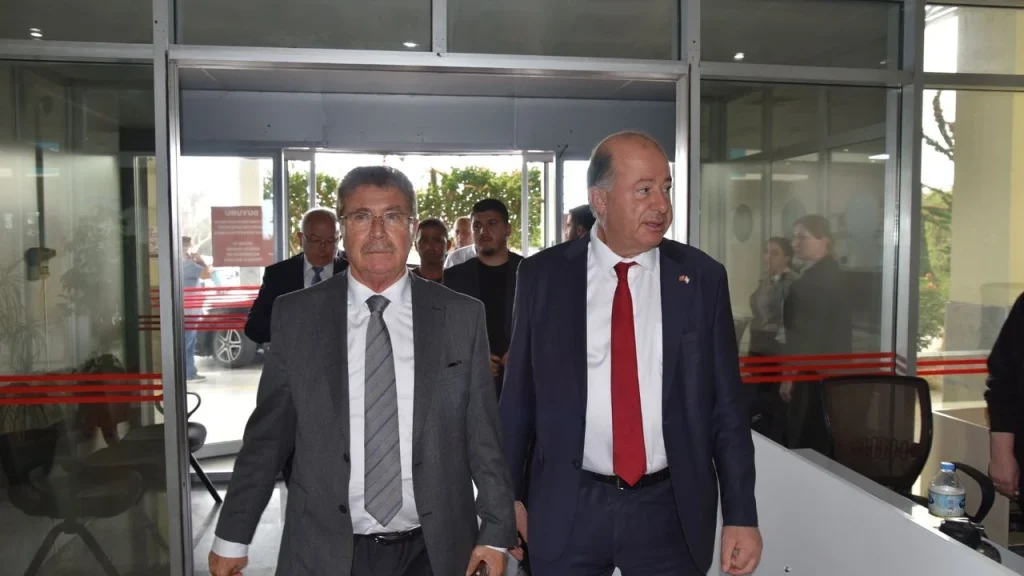 Başbakan Üstel’den kazada yaralanan öğrencilere ziyaret
