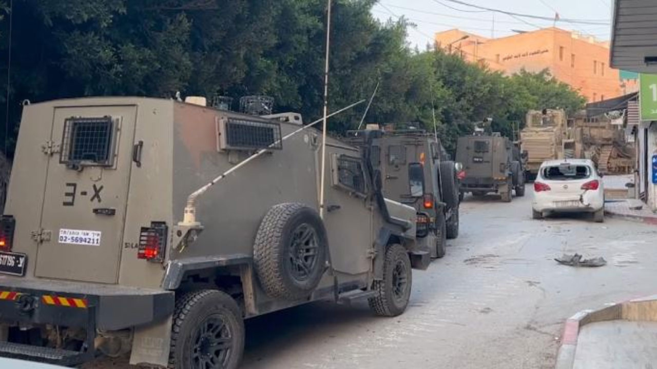 Batı Şeria’da bir fabrikaya baskın düzenleyen işgalci İsrail askerleri 12 Filistinliyi yaraladı