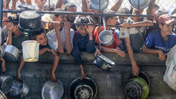 Yardım kuruluşu eski çalışanı Gazze’de yiyecek bekleyen aç Filistinlilere ateş açıldığını itiraf etti