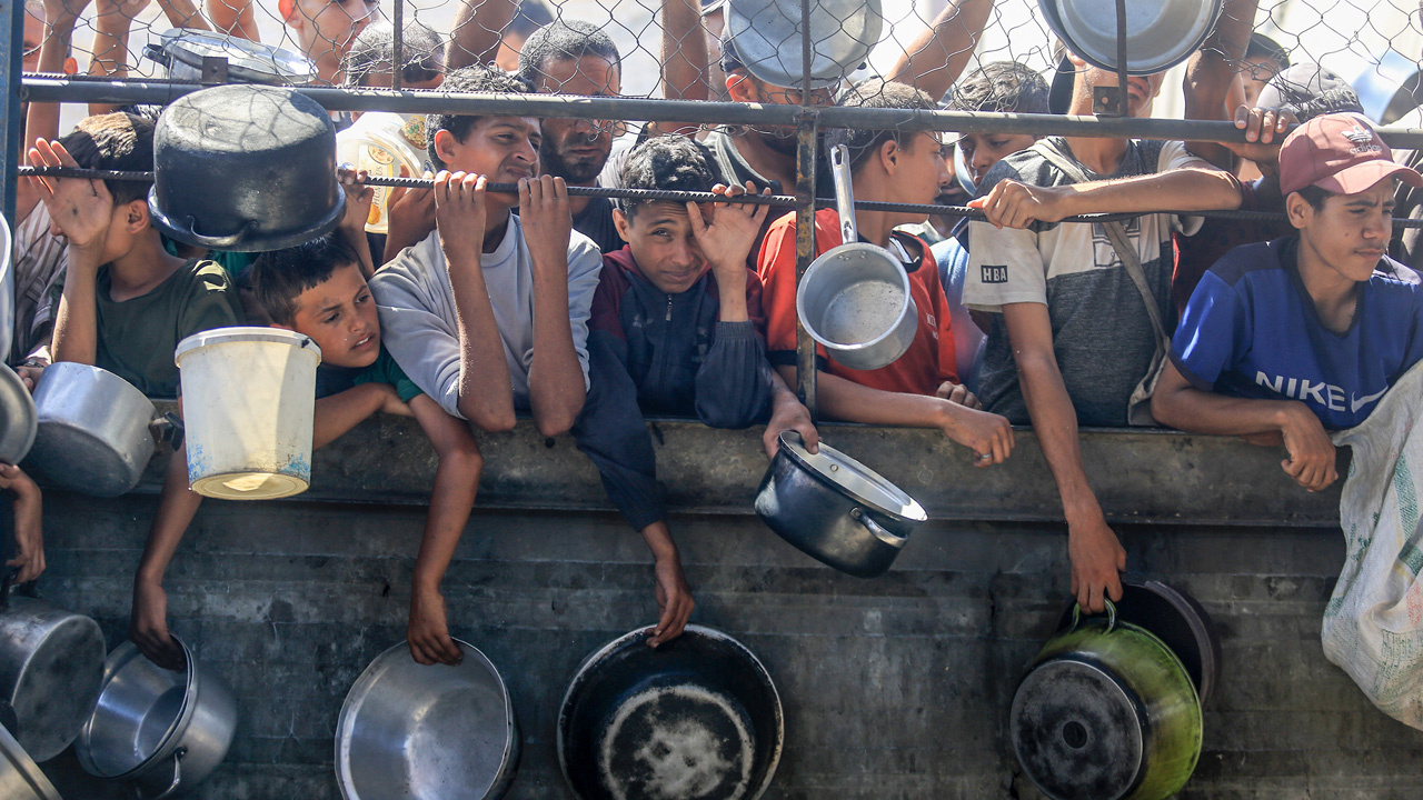 Yardım kuruluşu eski çalışanı Gazze’de yiyecek bekleyen aç Filistinlilere ateş açıldığını itiraf etti