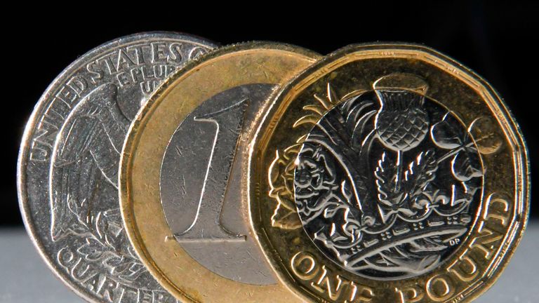 Euro 48,90 TL, sterlin 56,05 TL, dolar 41,70 TL’den işlem görüyor