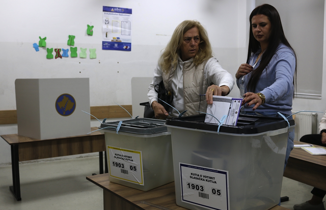 Kosova'da halk yerel seçim için sandık başında - Resim: 2