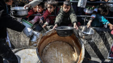 Gazze’de ateşkes sürüyor ama açlık hat safhada…