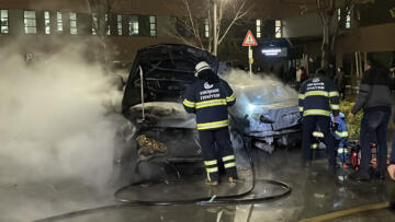 Eskişehir’de hastane otoparkında yangın paniği 2 otomobil alev alev aldı