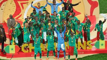Senegal Afrika şampiyonu! Önce sahadan çekildiler, sonra kupayı aldılar