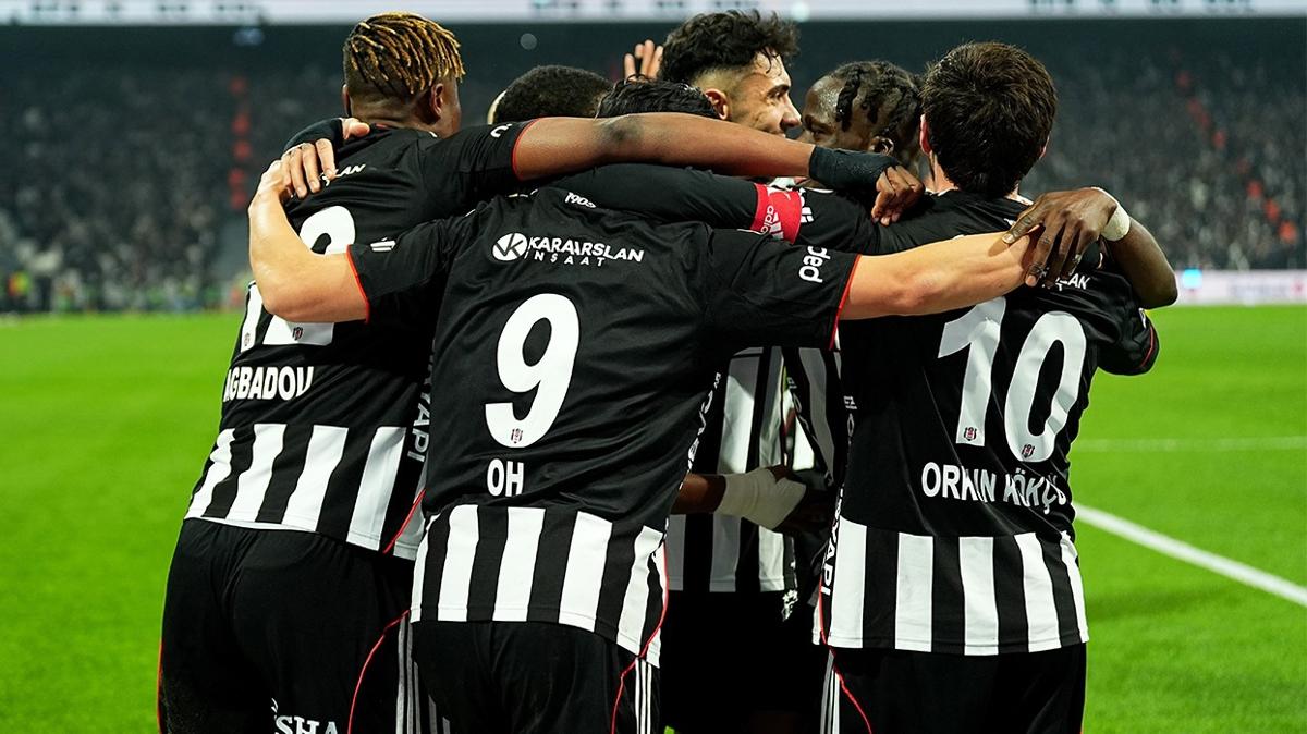 Gövde gösterisi! Kartal evinde coştu