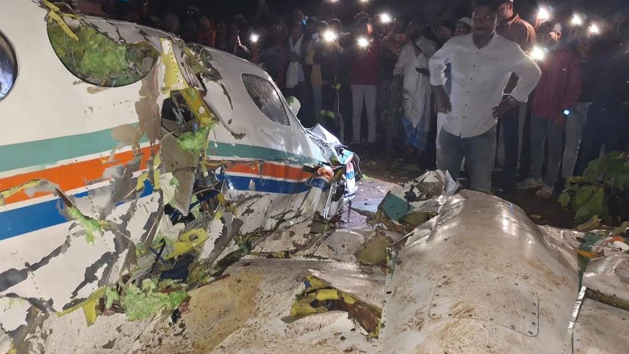 Hindistan’da ambulans uçağı düştü: 7 ölü