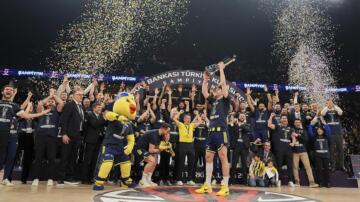 Kupa Fenerbahçe’nin! Beşiktaş’ı derbide farklı mağlup etti