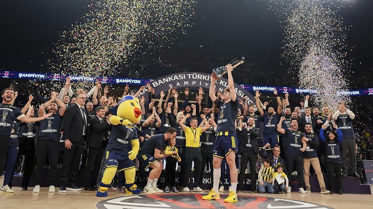 Kupa Fenerbahçe’nin! Beşiktaş’ı derbide farklı mağlup etti