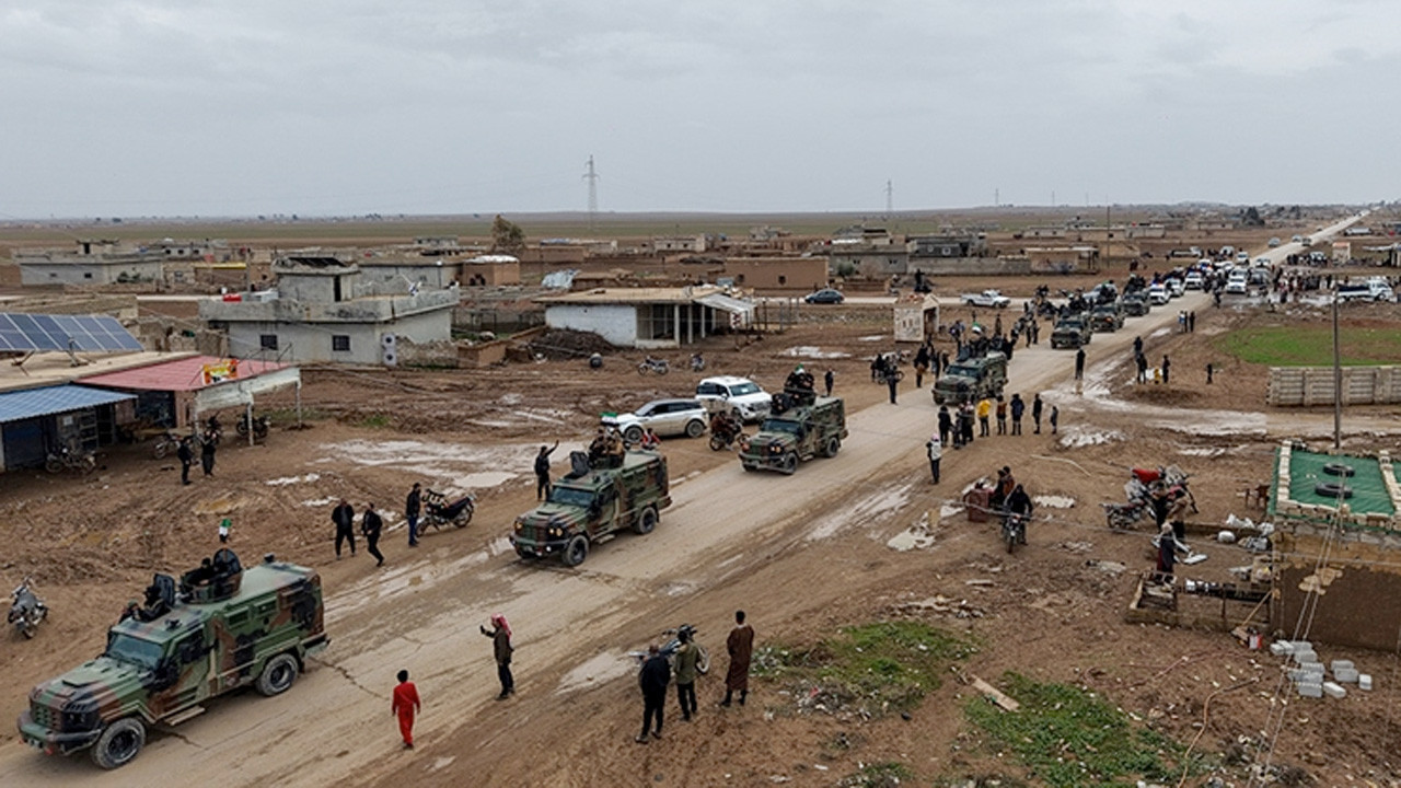 Suriye hükümeti ABD’nin çekildiği stratejik Tenef Üssü’nü teslim aldı