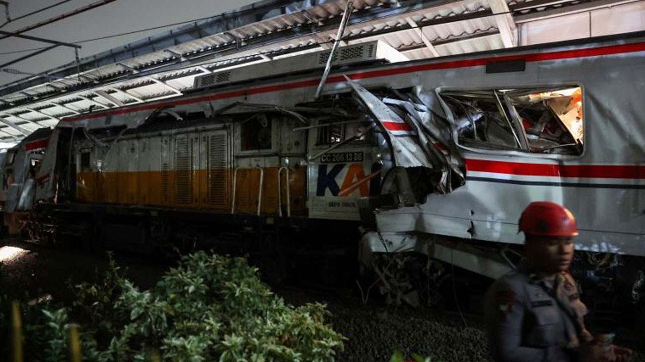 Endonezya’da tren kazasında 4 kişi öldü, 38 kişi yaralandı