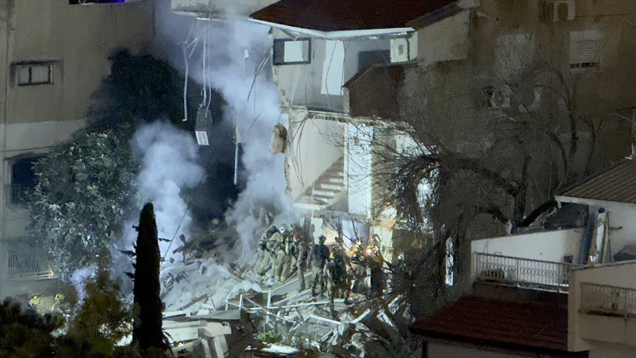 İran füzesi İsrail’in Hayfa kentinde bir binaya doğrudan isabet etti büyük yıkım ölü ve yaralılar var