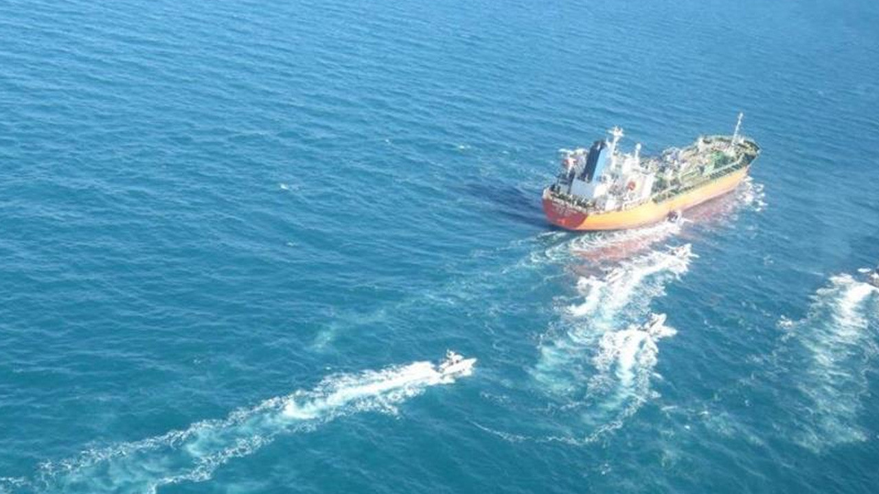 İran Umman Denizi’nde bir konteyner gemisine ateş açtı